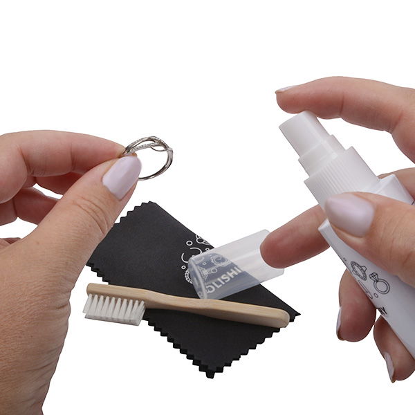 Spray medel för rengöring av smycken