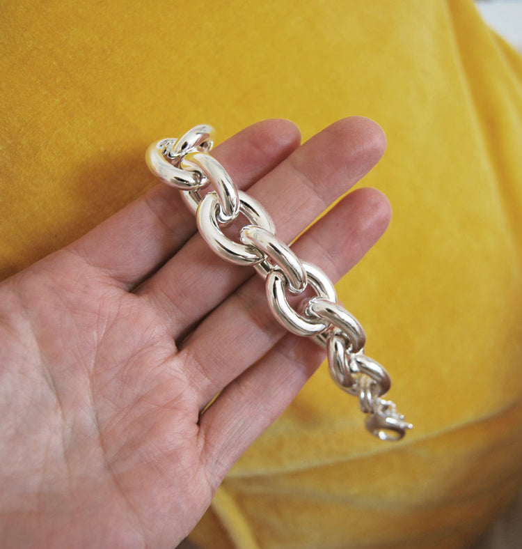 Silverarmband med chunky silverkedja som har tjocka ovala länkar.