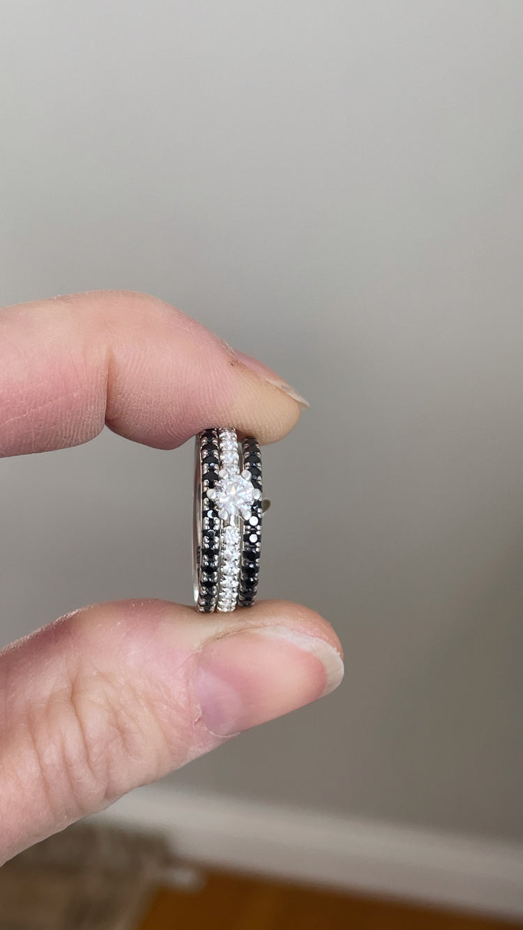 ringkombination med två svarta diamantringar och en vit diamantring i mitten.