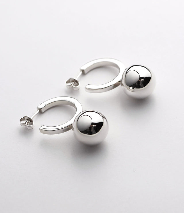 Silverörhängen med ringar och stora kulor.
