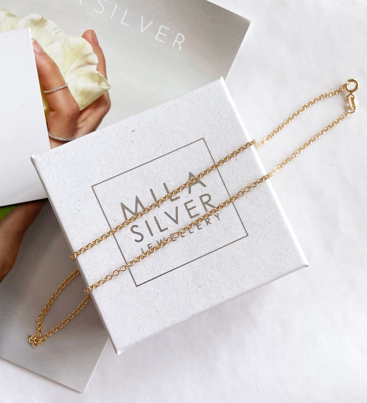 guldkedja som ligger på en Mila Silver ask.