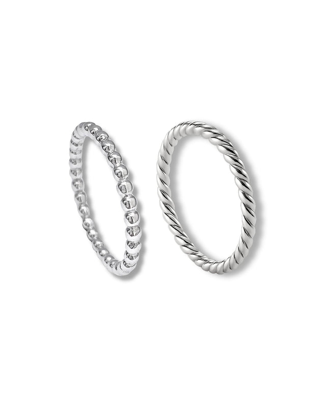 Två smala silverringar: en kulring och en vriden ring