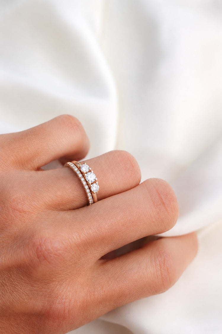 Set med vigselring och förlovningsring i 18k. guld med diamanter. Alliansring och flerstensring med tre diamanter.