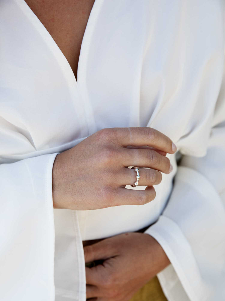 Smal silverring med kulor.