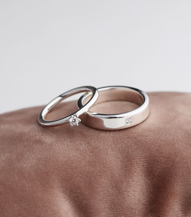 Ett set med vigsel/förlovningsringar till henne och honom. Två silverringar med diamanter.