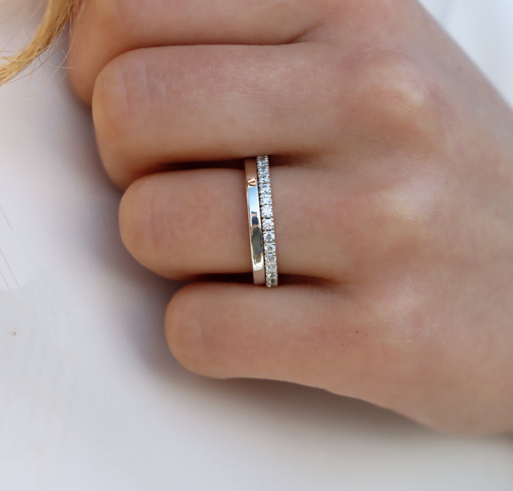 Set med vigsel- och förlovningsring i vitguld. Alliansring med diamant och slät ring.