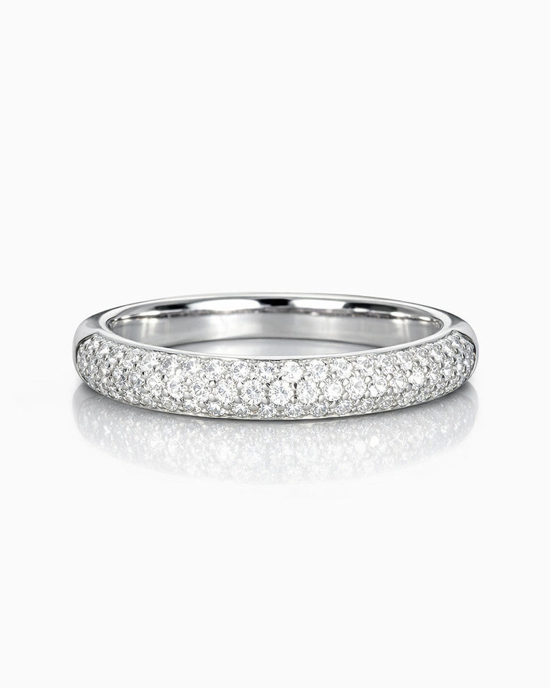Alliansring med många diamanter i silver.