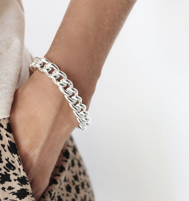 Tjej som bär ett brett kedje armband med chunky kedja i äkta silver.