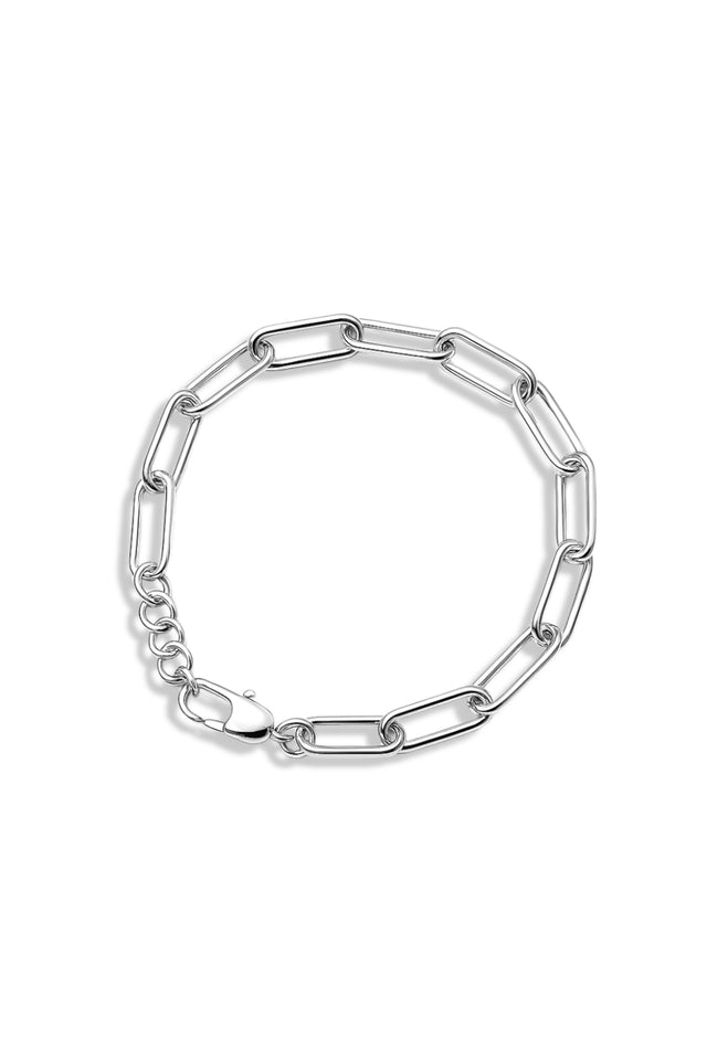 silverarmband med kedja som har ovala länkar. blankt silver.