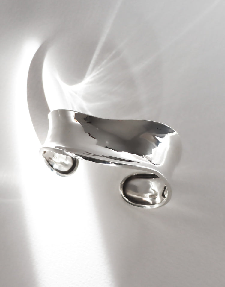 Silverarmband i äkta silver med blank yta. Armbandet är brett med vågig form.