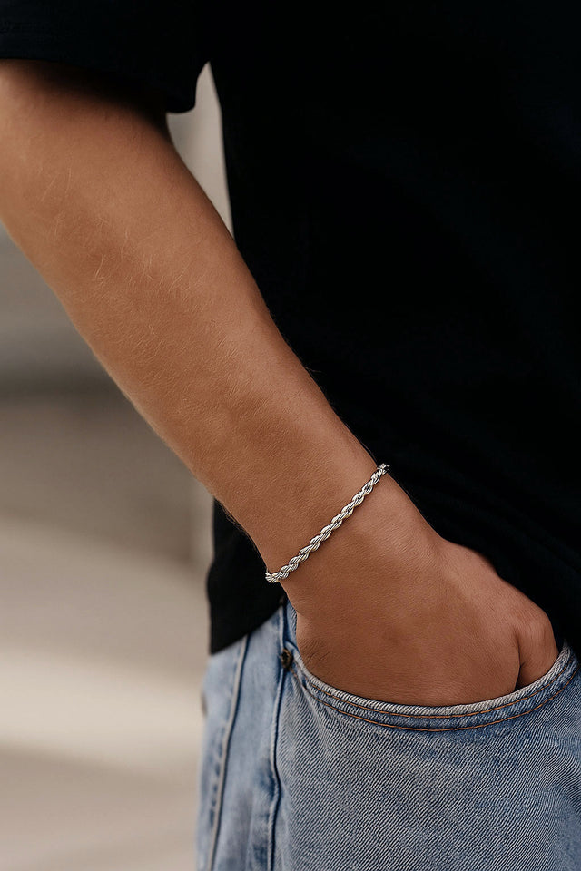 Kille som bär ett silverarmband med Rope kedja.