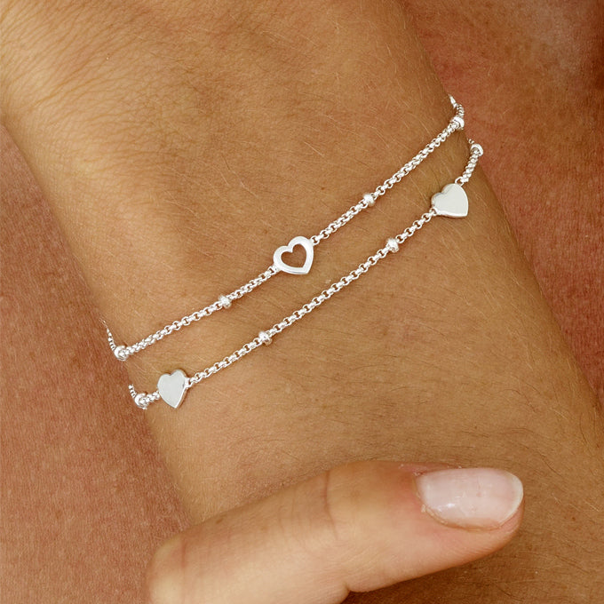 Armband med dubbla kedjor och små silverhjärtan.