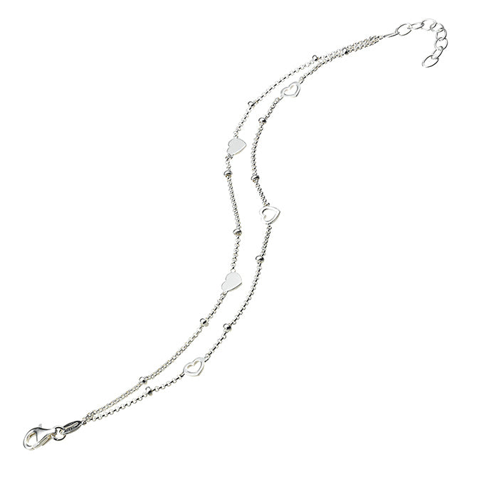Armband i silver med dubbla kedjor och hjärtan. Ställbar längd med förlängningskedja.