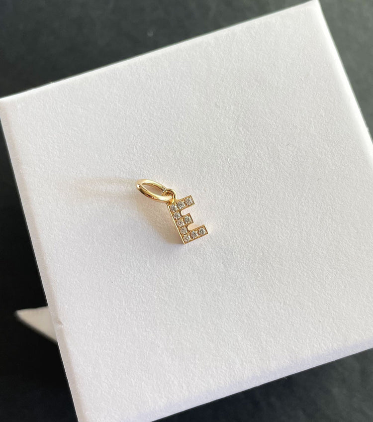 BOKSTAVSBERLOCK utskuren 18k. guld + diamanter. Bokstaven E.