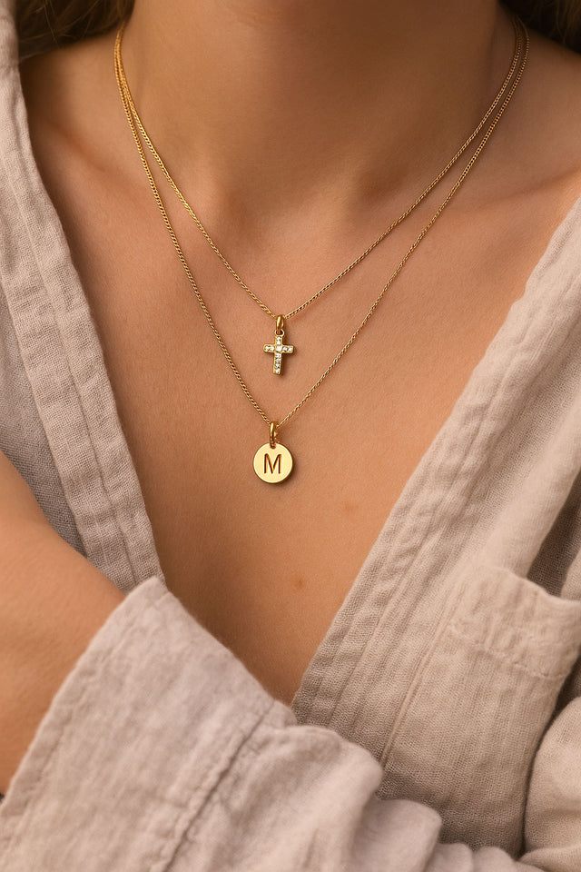 Letter charm 18k gold, A-Z, engraved, Straight font