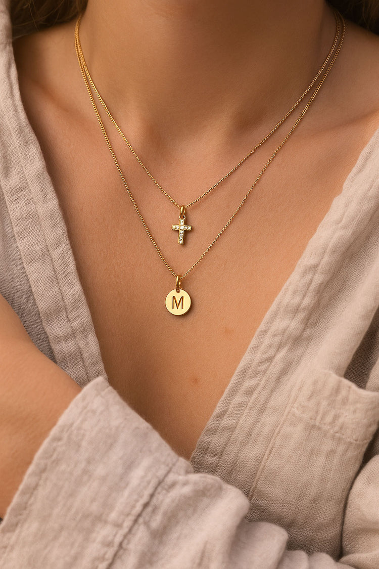 Letter charm 18k gold, A-Z, engraved, Straight font