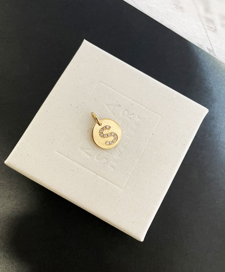 Rund berlock i 18k. guld med diamantbokstav - S