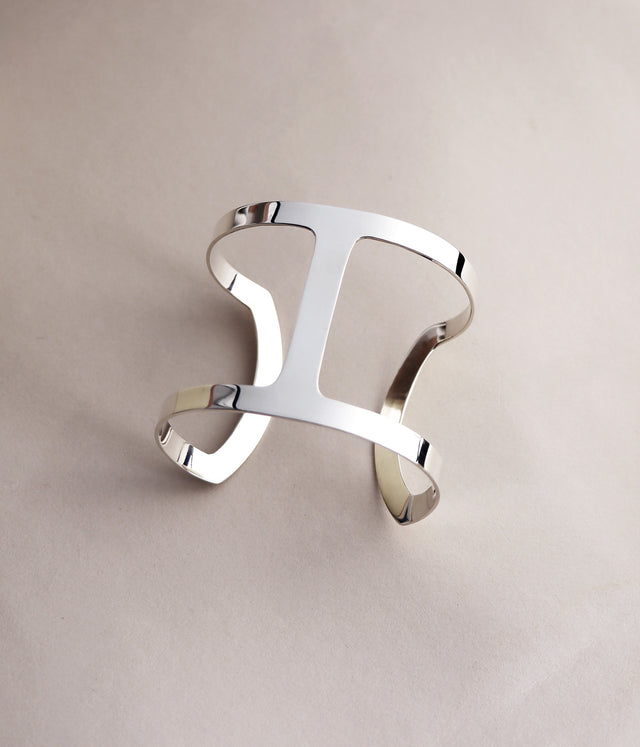 Stelt silverarmband om är brett med stav i mitten.