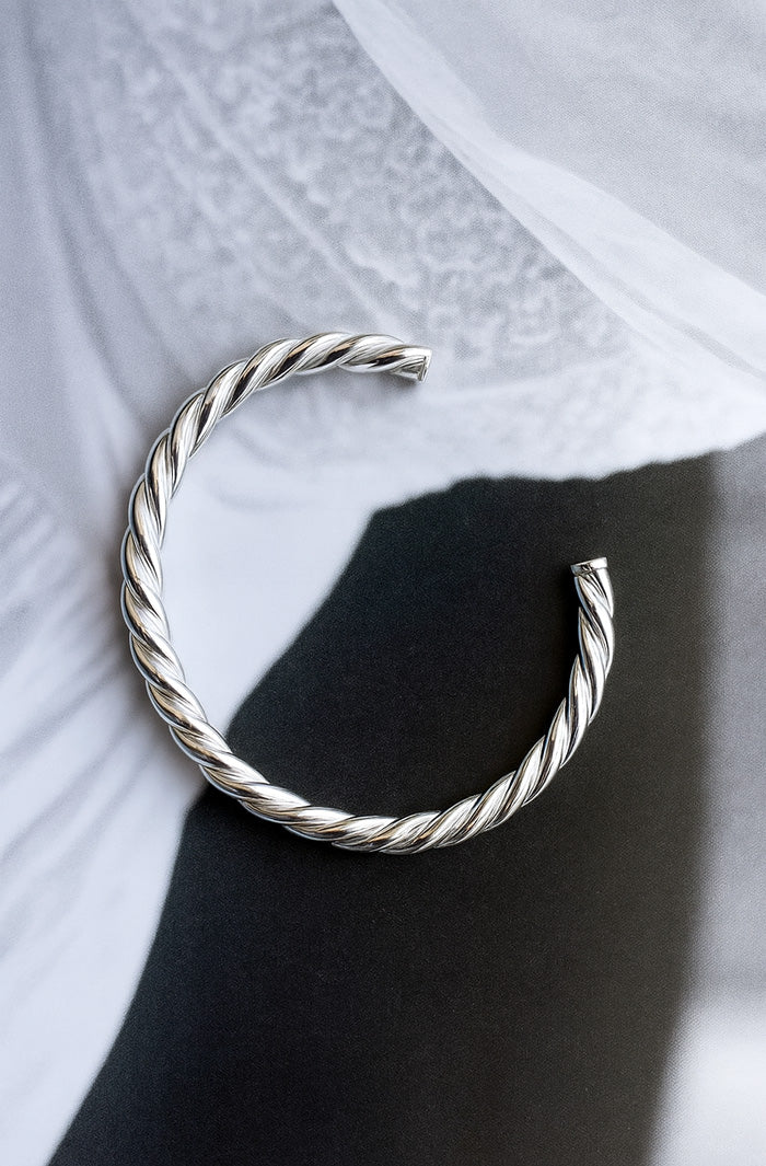 Stelt silverarmband med tvinnade trådar till dam.