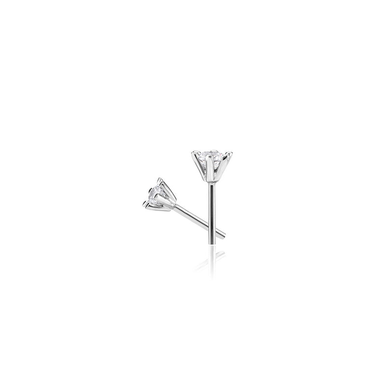 Diamond ear studs med 0,10 ct diamanter i silverfattning