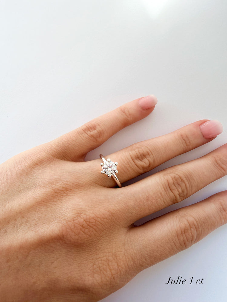 Förlovningsring med 1 ct diamant. Silverring med rund diamant.