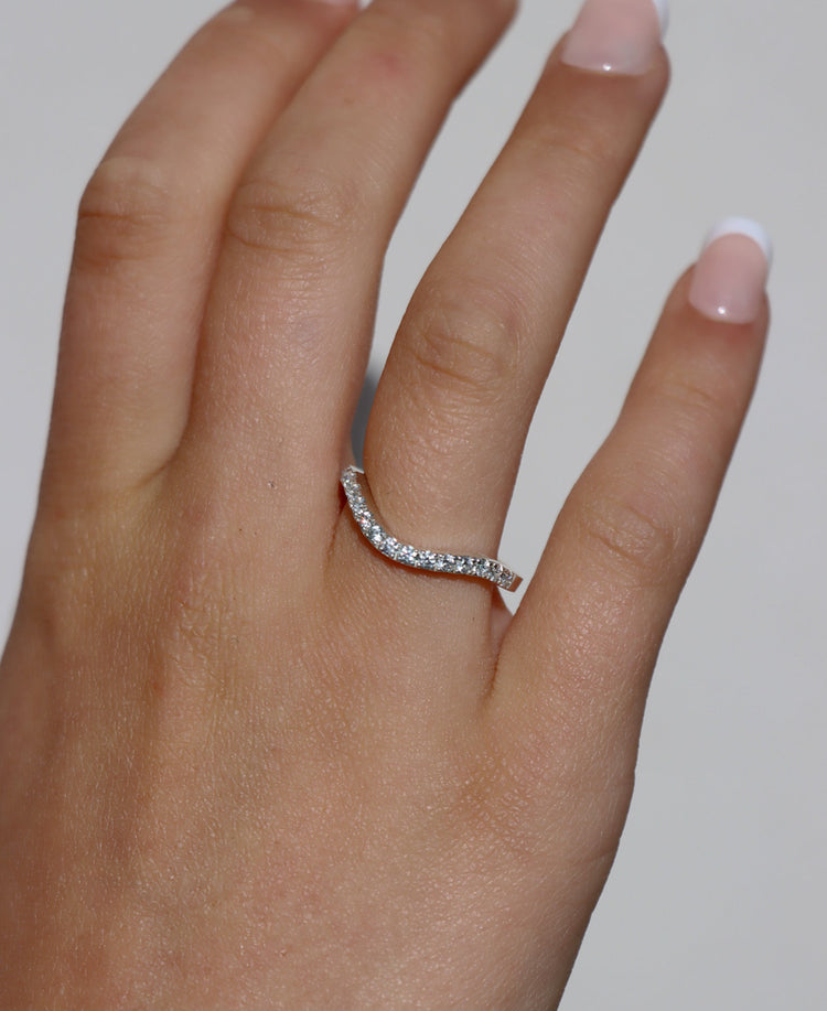 Diamantring i silver med böjd form.