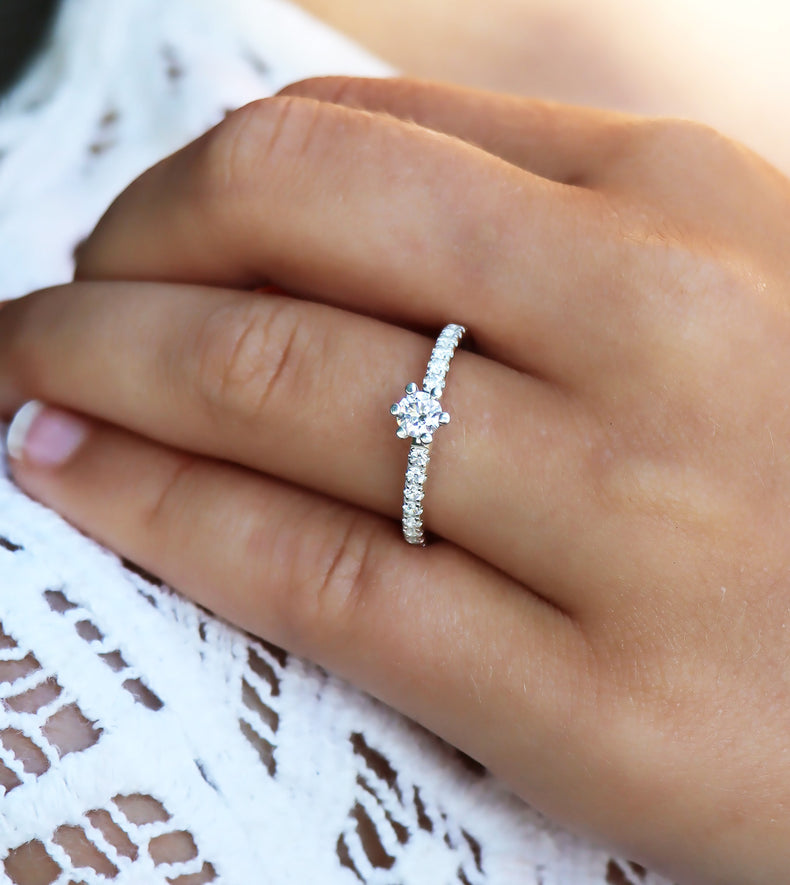 Diamantring med sidostenar till vigsel eller förlovning.