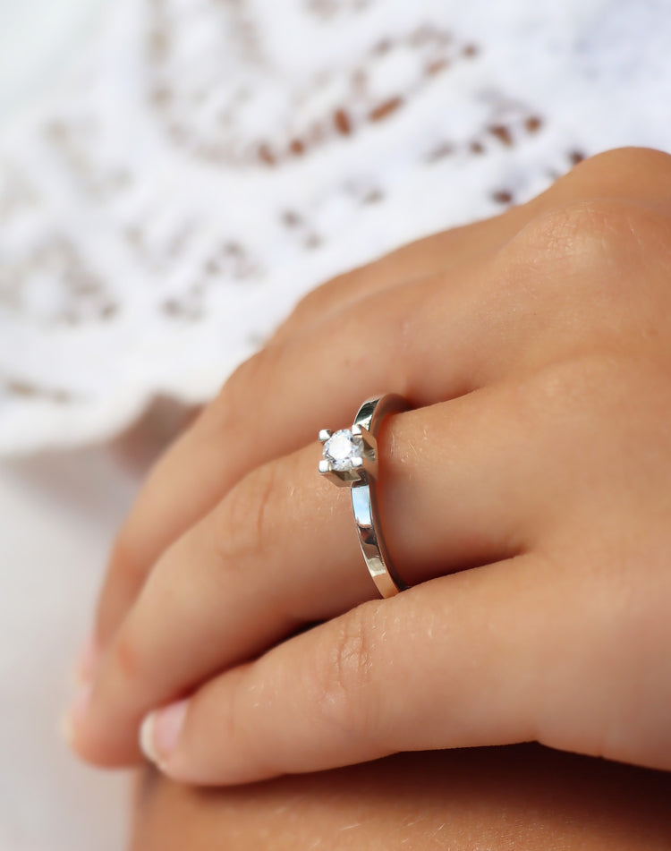 Silverring med 0,25 ct diamant. Fyrkantig fattning. Bärs som vigsel eller förlovningsring.