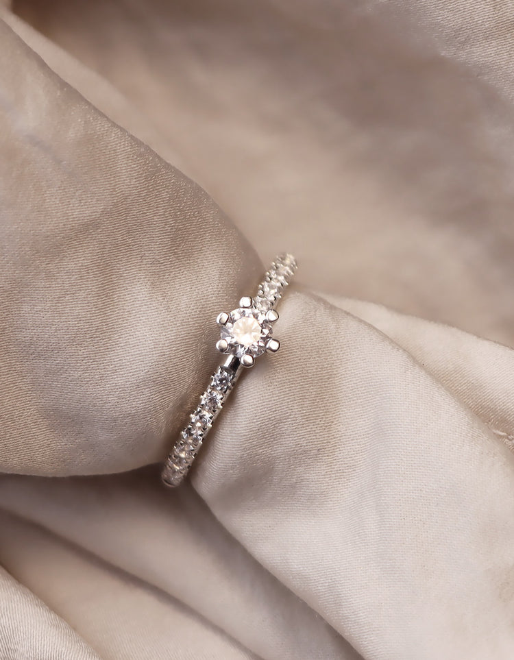 Diamantring med sidostenar och 0,25 ct diamant i mitten. Vigselring eller förlovningsring från Mila Silver.