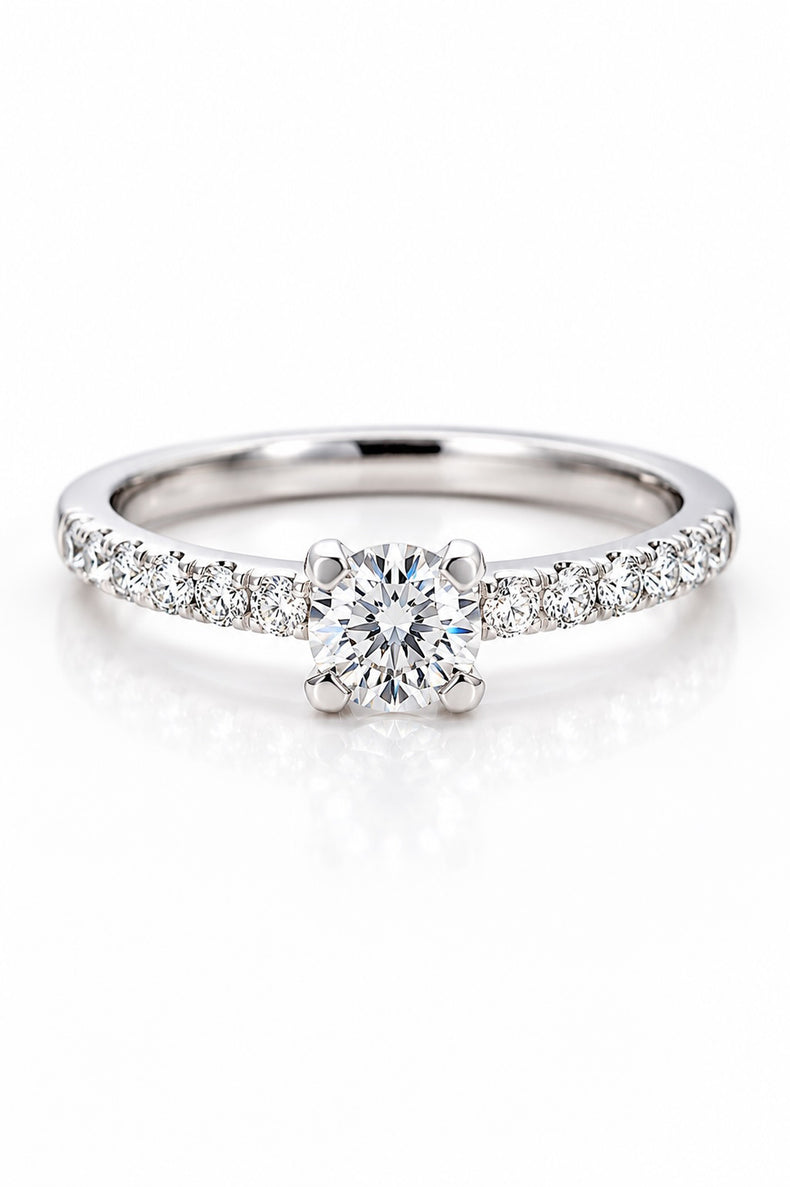 Förlovningsring i silver med diamanter.