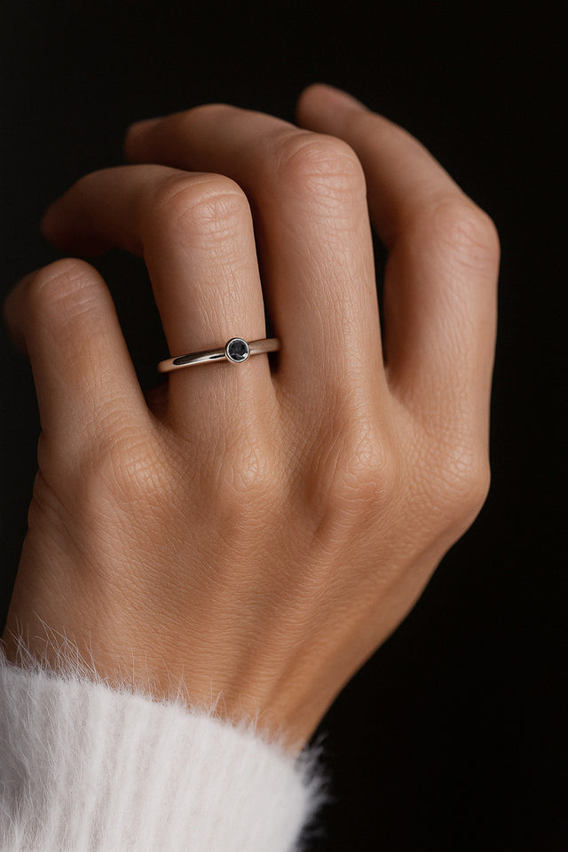 Förlovning eller vigselring med svart diamant.