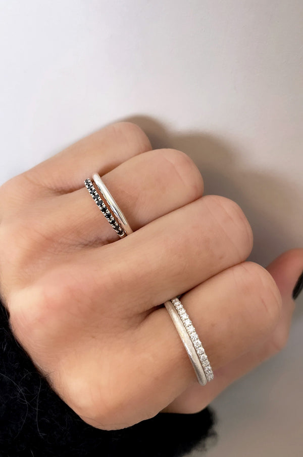 Diamantringar kombinerade med silverringar.