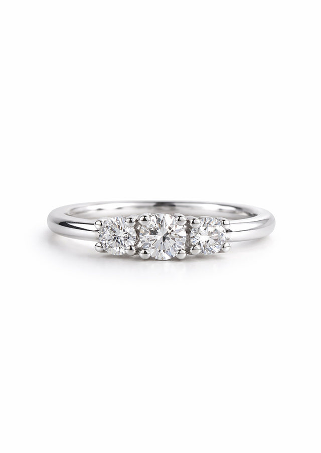 Trestensring med tre diamanter på rad. Silverring med diamanter till vigsel eller förlovning.