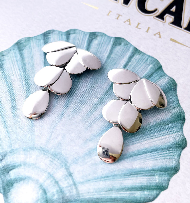 Stora hängande silverörhängen med lager av silverplattor.