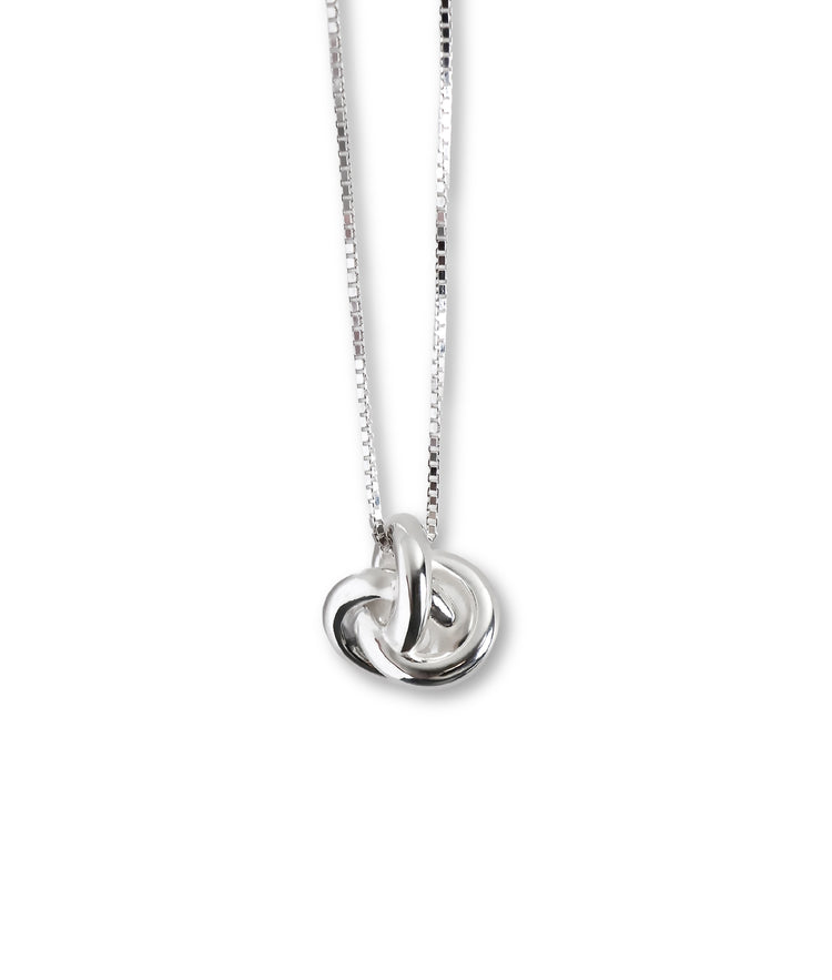 Halsband med stor silverknut.