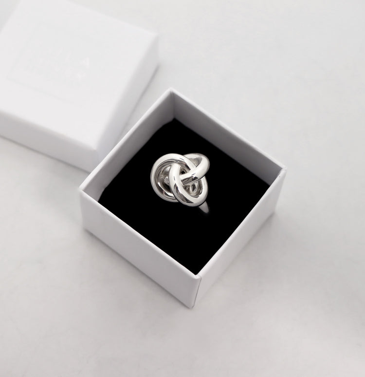 Ring med stor silverknut placerad i en vit ringask från Mila Silver