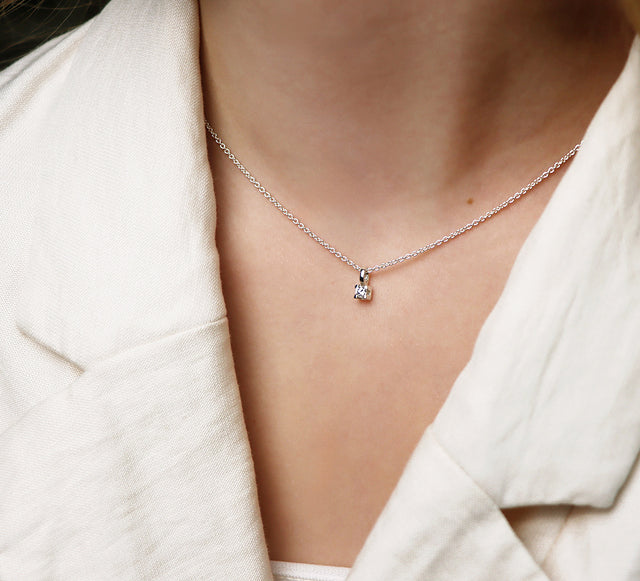 Diamanthalsband i silver med 0,10 ct diamant i box-fattning.