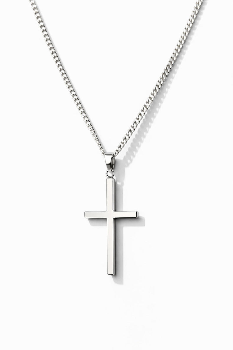 Silverhalsband med silverkors i pansarkedja.