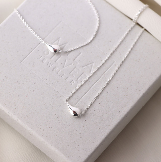 halsband och armband med droppar i silver