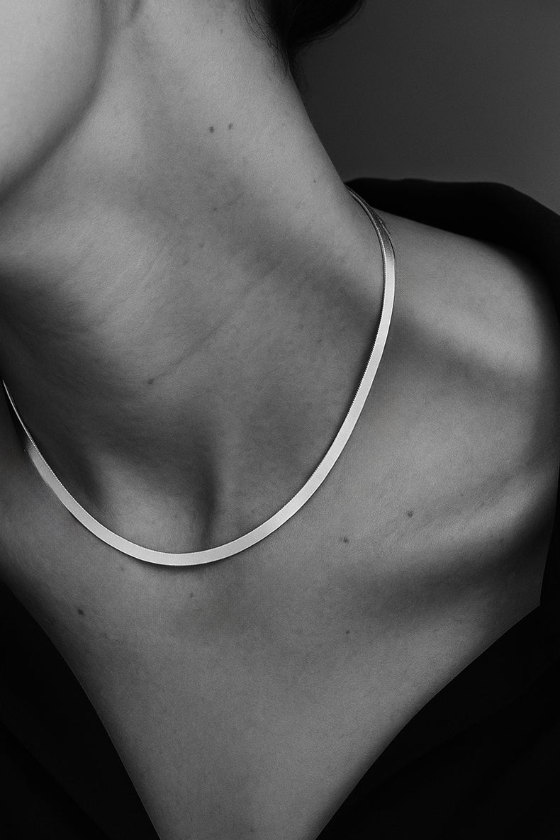 Halsband med platt silverkedja / Snake Chain som är 43 cm kort.