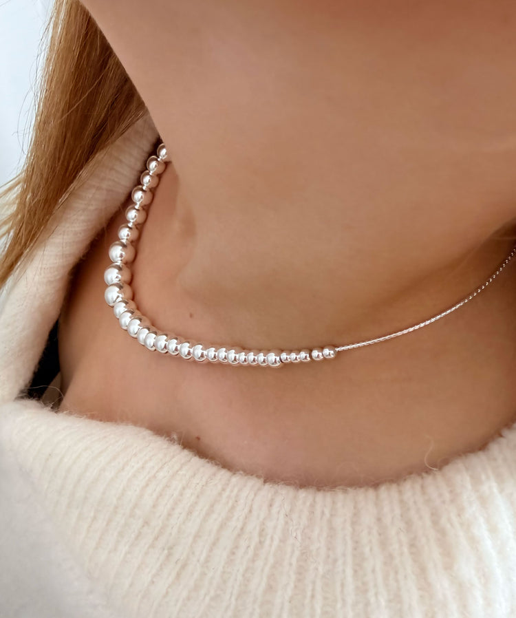 Halsband med kulor i olika storlekar - halsband i äkta silver till dam.