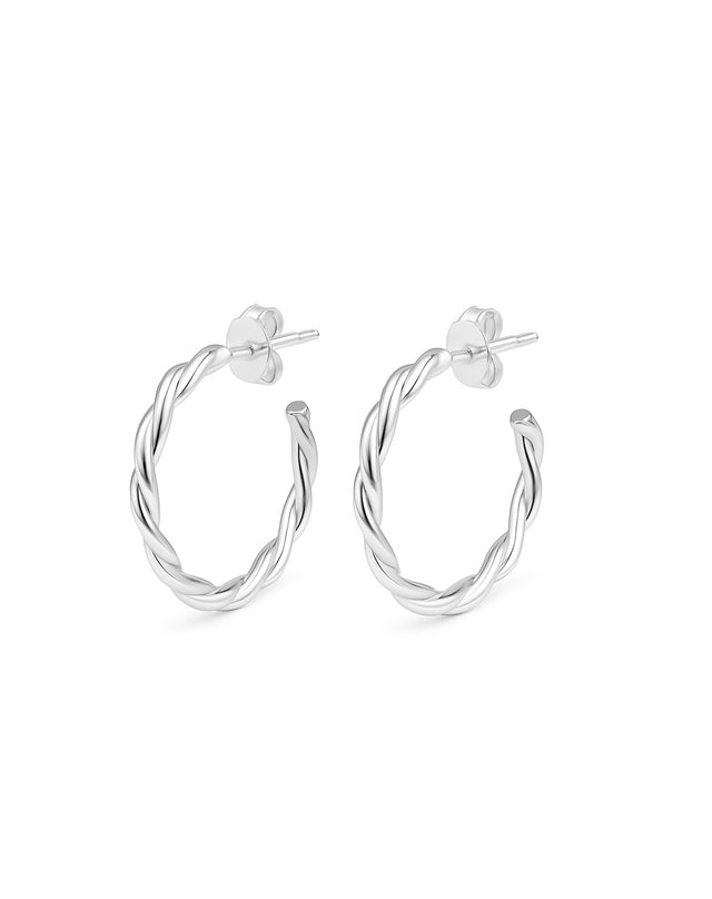 silverörhängen med ringar som har vridna trådar.