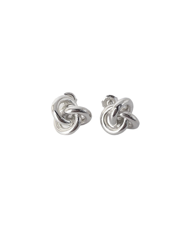 Ear studs i silver med stora silverknutar.