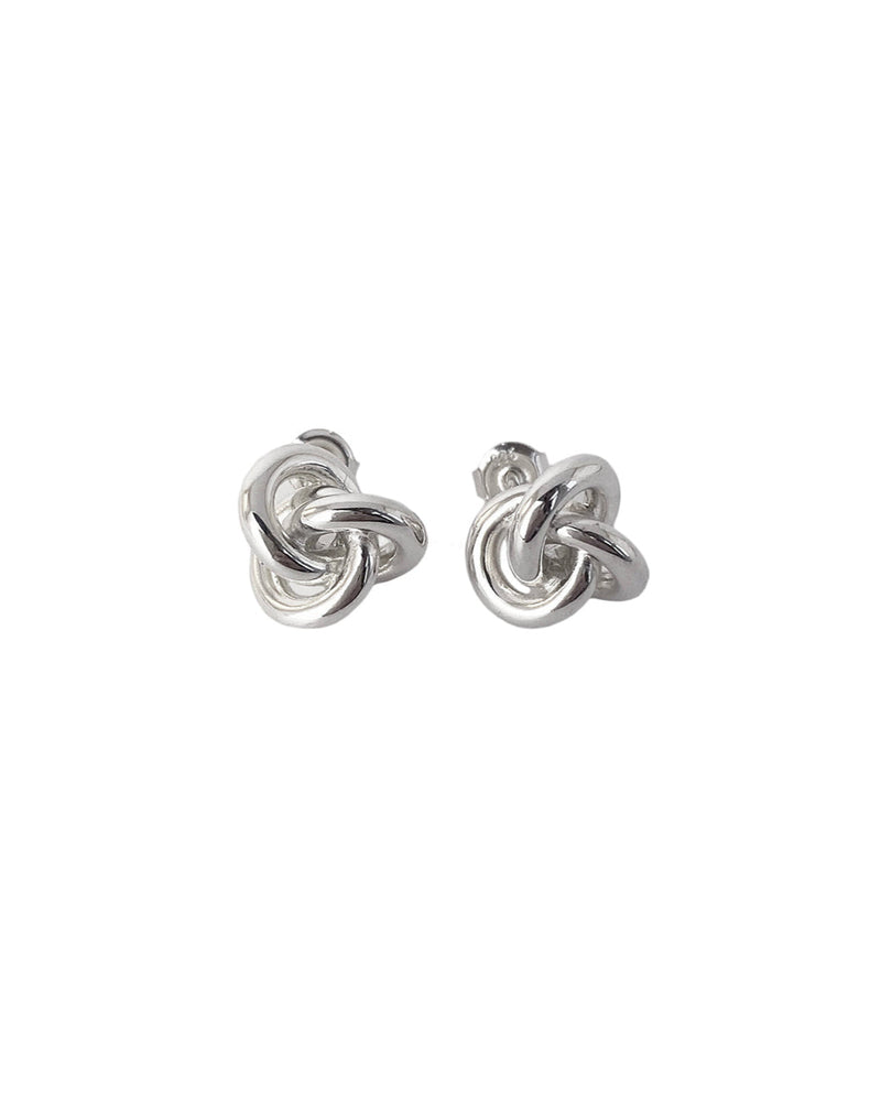 Ear studs i silver med stora silverknutar.