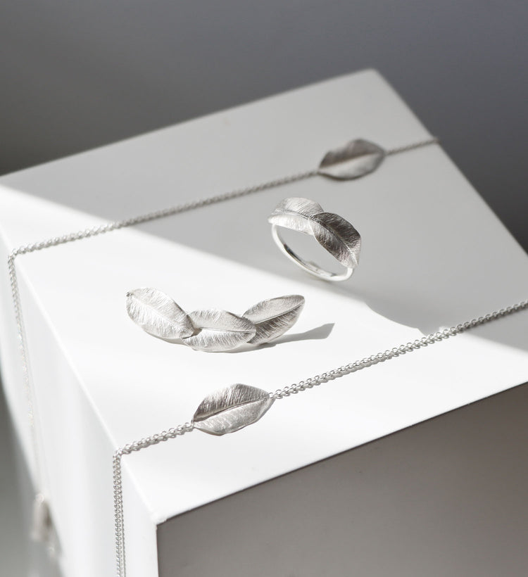 Silversmycken med blad i matt silver.