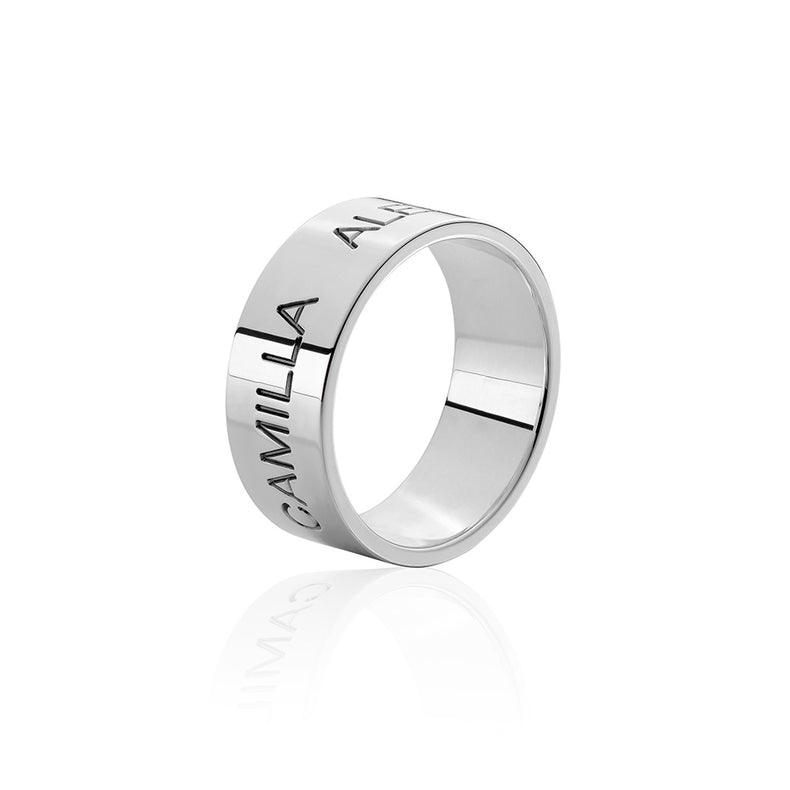 Ring som är graverad med text på utsidan.