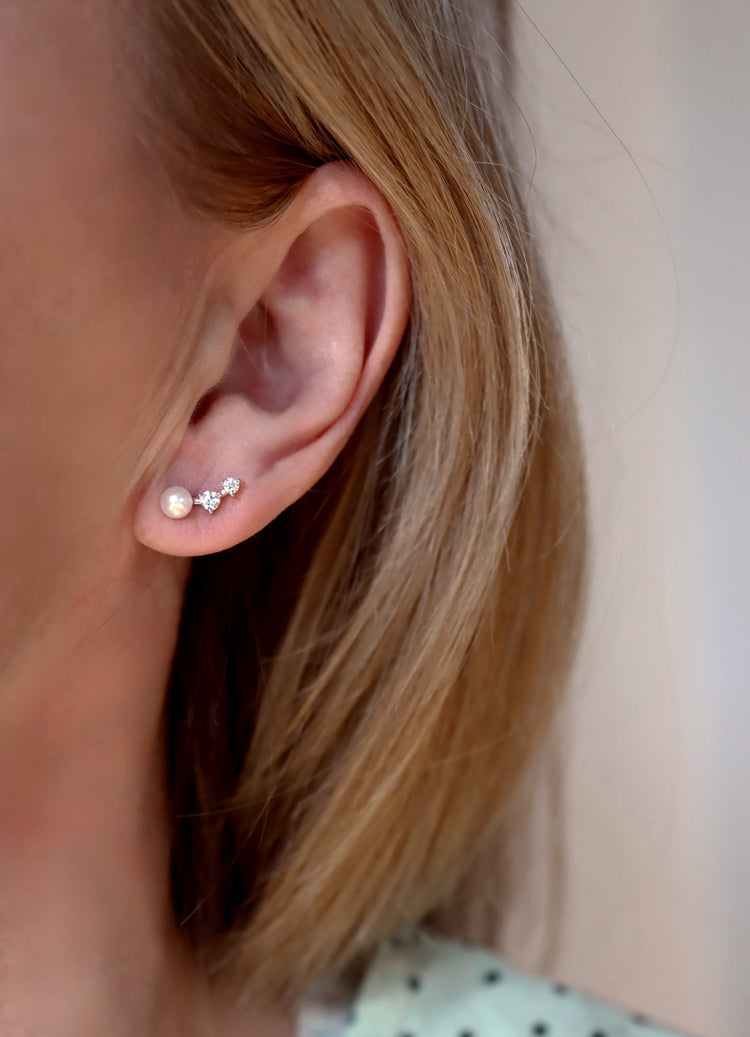 pärlörhänge som följer örat med en pärla och två kristaller.