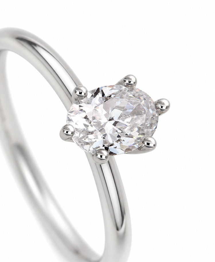 Ring med oval diamant 0,75 ct.