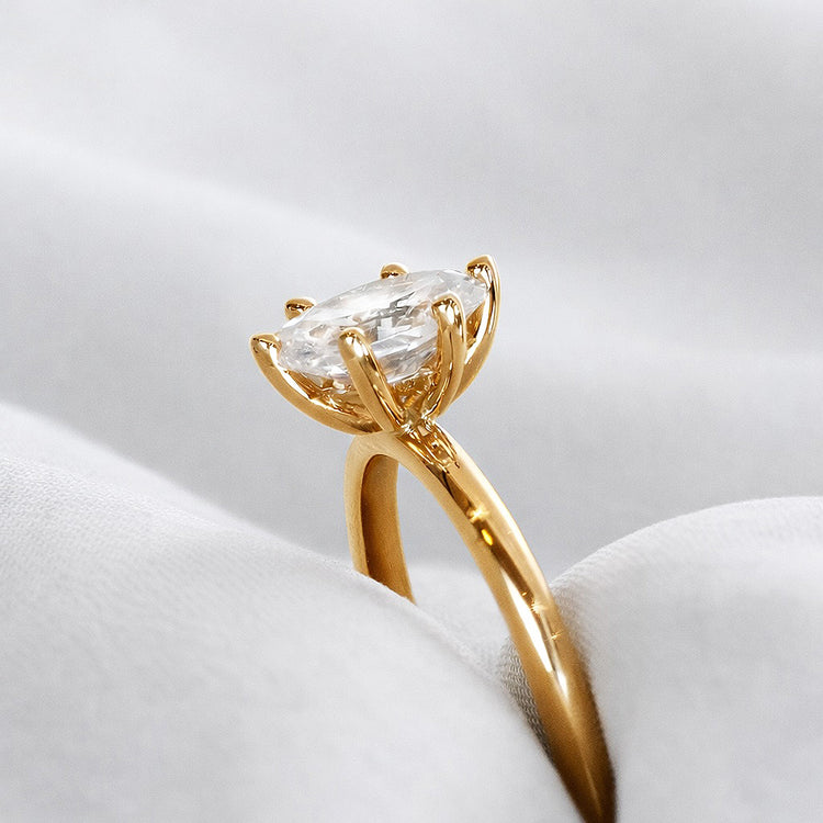 Förlovningsring i 18k. rödguld med stor oval diamant i krona.