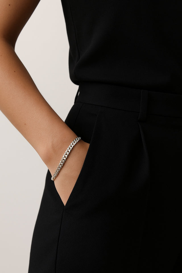 Kvinna som bär ett silverarmband med 5 mm bred pansarkedja.